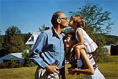 Arthur Miller, Inge Morath y su hija Rebecca, en 1965.