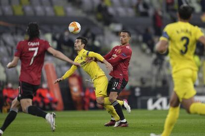 Manu Trigueros controla el balón con la cabeza, en una acción del partido.