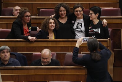 Diputadas de ERC se toman una foto en la bancada del Congreso.