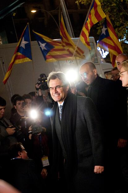 Artur Mas llega al hotel Majestic de Barcelona, donde CiU sigue los resultados de la noche electoral catalana.