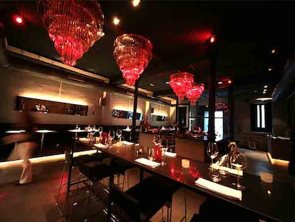 Comedor del restaurante Le Garage, en Madrid, con diseño interior de Brigitte Bloch. Abajo, plato de entrecó.