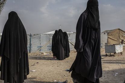 Mujeres de diferentes nacionalidades en la zona aparte del campamento en la que viven. La población de este campo vive en tiendas en condiciones precarias.