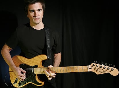 El cantante colombiano Juanes viajó a Argentina "de incógnito" para grabar el vídeo de su nuevo tema, <i>El odio por amor</i> en una base aérea de las afueras de Buenos Aires, informaron hoy fuentes de la productora Universal. La canción será el primer corte de su disco <i>La vida es un ratico en vivo</i>, la reedición que lanzará el músico a mediados de noviembre con siete temas grabados en directo durante su gira y tres temas nuevos. El rodaje fue el pasado sábado, durante 12 horas, en las instalaciones de la Base Aérea Militar de Morón, ciudad situada a 20 kilómetros al oeste de Buenos Aires.