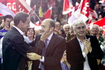 José Bono saluda a Rubalcaba en presencia de José María Barreda en el mitin de Toledo.