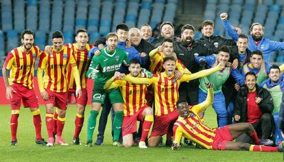 Los jugadores del Lleida celebran la victoria en Anoeta. 