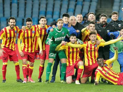 Los jugadores del Lleida celebran la victoria en Anoeta. 