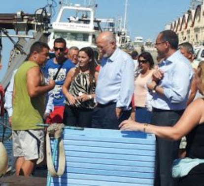 Juan Roig, presidente de Mercadona, conversa con pescadores en Gand&iacute;a.