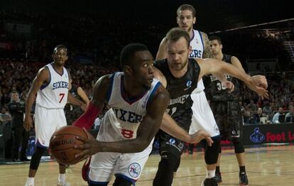 Tony Wroten trata de pasar ante Kavaliauskas.