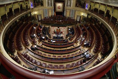 El presidente del Gobierno, Pedro Sánchez (centro), durante su comparecencia ante un hemiciclo casi vacío.