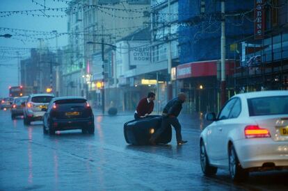 Los fuertes vientos provocan serios problemas en las calles de Blackpool. 