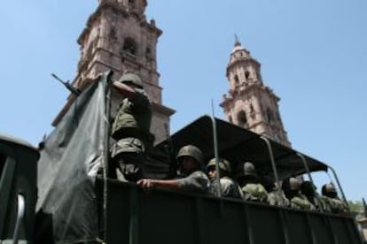 Militares patrullan este viernes Michoacán (México).