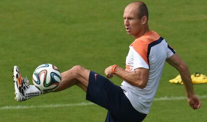 Robben controla el balón en un entrenamiento con Holanda