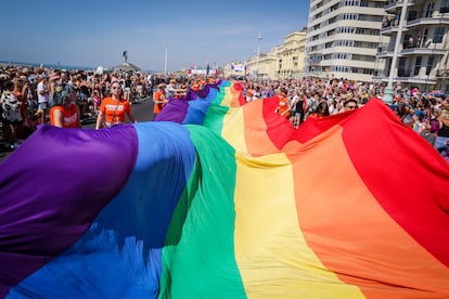 Los asistentes al festival ven cómo se porta una bandera arcoíris en el Desfile de la Comunidad Pride LGBTQ+: “Amor, Protesta y Unidad” durante el Orgullo de Brighton el 6 de agosto de 2022.