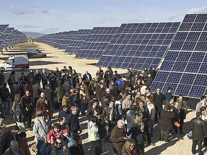 Socios de las huertas solares de Castejón (Navarra) el día de la recepción de sus paneles.