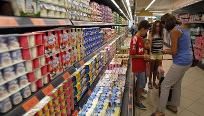 Secci&oacute;n de l&aacute;cteos en un supermercado Mercadona de Valencia.