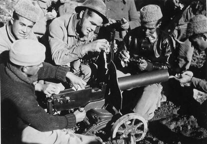 Primera práctica de los combatientes de las Brigadas Internacionales con la ametralladora (1936).