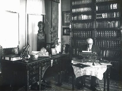 Nicolás María de Urgoiti escribiendo en su despacho.