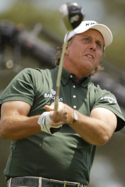 Phil Mickelson golpea la bola en la tercera jornada de Augusta.