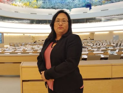 La defensora de Derechos Humanos Wendy Quintero posa en el Palacio de las Naciones de Ginebra, Suiza, durante su visita en mayo de 2019.