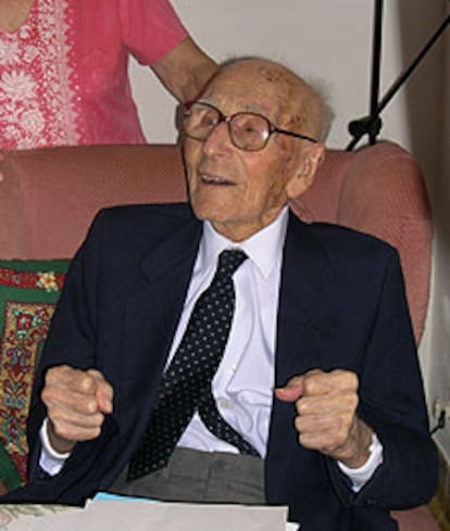 Fotografía de archivo del 2 de Octubre de 2003 de Joan Riudavets Moll, el día en que fue reconocido como el hombre más viejo del mundo.