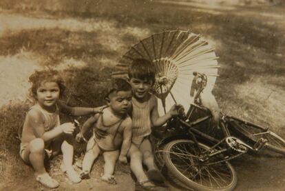 Con Celia y uno de sus hermanos, Roberto, jugando en los bosques de Palermo, en 1932.