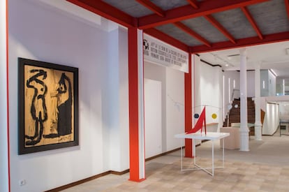 En primer plano 'Painting', de Joan Miró, en la exposición que recrea el ambiente del Pabellón Español de 1937.