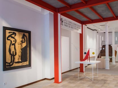 En primer plano 'Painting', de Joan Miró, en la exposición que recrea el ambiente del Pabellón Español de 1937.