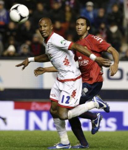 Arnolin (izq), del Sporting, controla el balón ante Onwu, de Osasuna