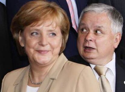 La canciller de Alemania, Angela Merkel, junto al presidente de Polonia, Lech Kaczynski, durante la foto de familia ayer en Bruselas.