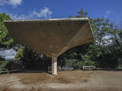 Estructura de l'antic parasol del bar de la Fanta.