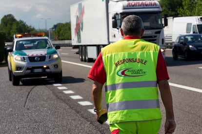 Un operario de la filial de Abertis, en una autopista italiana.