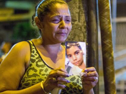 A mãe de Eduardo,Terezinha de Jesus, mostra a foto do filho.