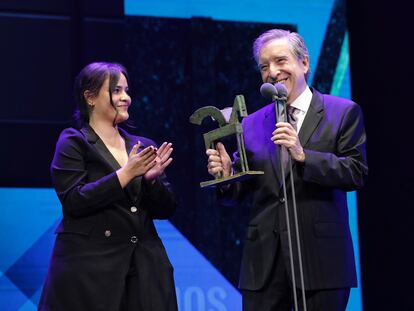 Iñaki Gabilondo recibe su premio en la gala de los Ondas de este martes.