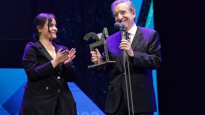 Iñaki Gabilondo recibe su premio en la gala de los Ondas de este martes.