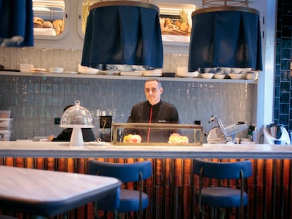 El cocinero Jorge González, en una imagen de archivo en la barra del restaurante Robuchon, del que se ha marchado esta semana.