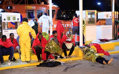 Un grupo de hombres, entre ellos varios bangladesíes, tras su rescate en el puerto de Melilla, el 27 de noviembre de 2019.