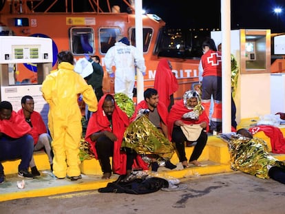 Un grupo de hombres, entre ellos varios bangladesíes, tras su rescate en el puerto de Melilla, el 27 de noviembre de 2019.