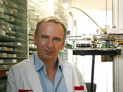 José Ibáñez, junto al robot electrónico implantado en su farmacia.