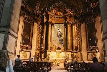 Altar de la iglesia de Saint Sulpice, en París, uno de los escenarios clave del 'Código Da Vinci', de Dan Brown.