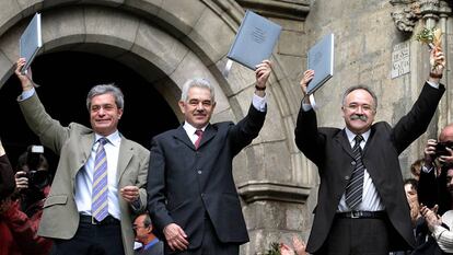 De izquierda a derecha, Joan Saura (ICV), Pasqual Maragall y Josep Lluis Carod-Rovira firman el Pacto del Tinell en 2003.