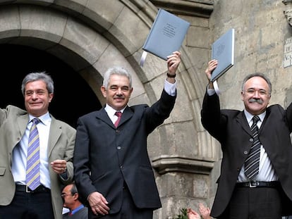 De izquierda a derecha, Joan Saura (ICV), Pasqual Maragall y Josep Lluis Carod-Rovira firman el Pacto del Tinell en 2003.