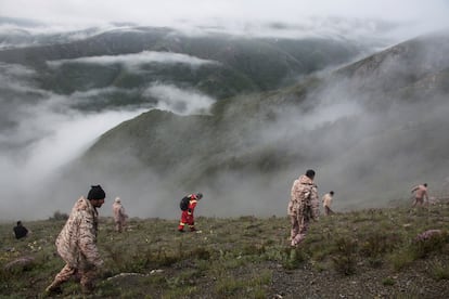 Labores de rescate del helicóptero que transportaba al presidente de Irán, Ebrahim Raisi, en Varzaqan (provincia de Azerbayán Este, Irán), el día 20.