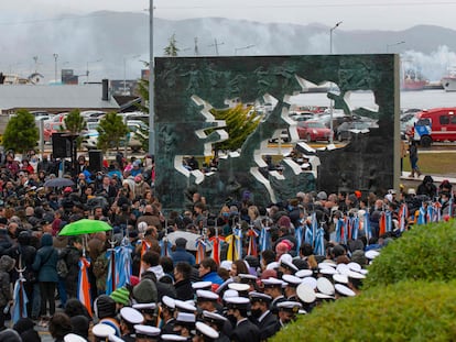 Veteranos de guerra, altos funcionarios y militares conmemoran el 40 aniversario de la guerra de Malvinas en la ciudad de Ushuaia, este 2 de abril de 2022.