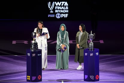 Muguruza, junto a la presidenta de la Federación Saudí de Tenis, Arij Mutabagani, y la tenista Ons Jabeur.