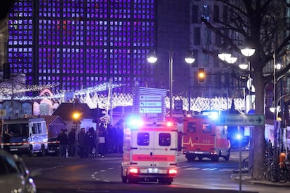 Una ambulancia y trabajadores del equipo de rescate en la zona del suceso.