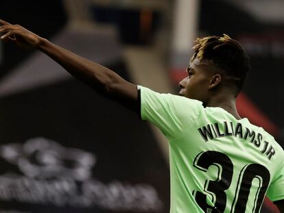 Nico Williams celebra el segundo gol del equipo bilbaino durante el partido de semifinales de la Supercopa de España frente al Madrid. EFE/Julio Muñoz.