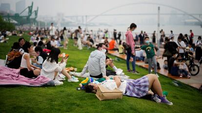 Decenas de personas disfrutaban este miércoles al aire libre después de que se levantaran las medidas impuestas para frenar el brote de covid en Shanghái.