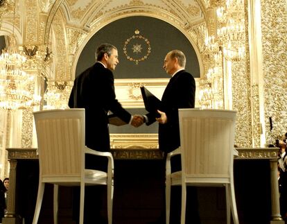 El presidente de Estados Unidos, George W. Bush (i), y el presidente ruso, Vladimir Putin, se estrechan la mano tras la firma del Tratado sobre Reducciones Ofensivas Estratégicas, en el salón de San Andrés del Kremlin, en Moscú, el 24 de mayo de 2002.