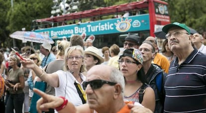 Grupos de turistas en frente de la Sagrada Familia de Barcelona.