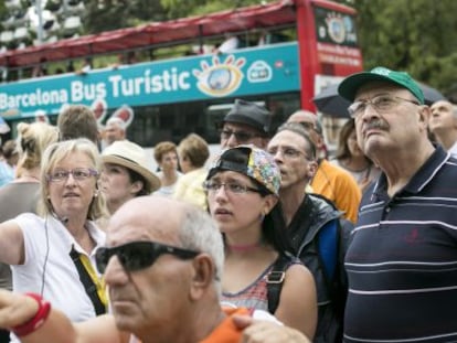 Grupos de turistas en frente de la Sagrada Familia de Barcelona.